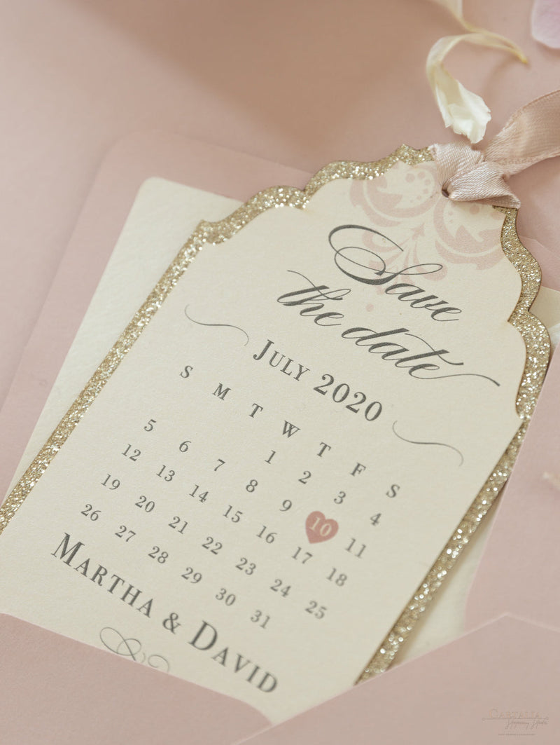 Luxuriöser Glitzer Anhänger im Kalender-Stil mit Monogramm und Satinband Save The Date