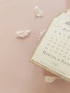 Luxuriöser Glitzer Anhänger im Kalender-Stil mit Monogramm und Satinband Save The Date