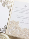 Luxuriöses Hochzeits-Einladungs-Set im Pocketfold mit Folien-Monogramm und lasergestanzten Taschen