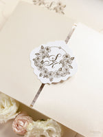 Luxuriöses Hochzeits-Einladungs-Set im Pocketfold mit Folien-Monogramm und lasergestanzten Taschen