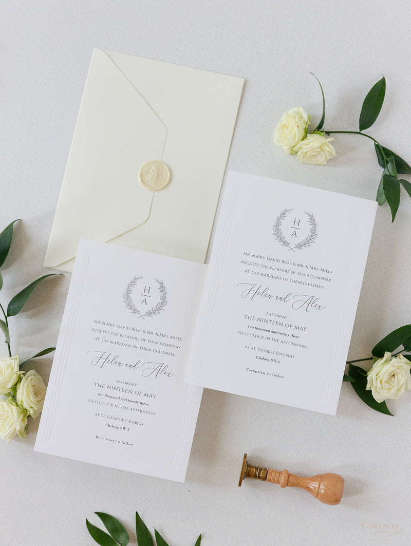 Moderne Hochzeits-Einladung mit dreifach blindgeprägtem Rahmen und Wachssiegel