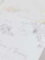 Pergament-Einladungs-Set Grau Boho Floral Design mit Silberfolien-Anhänger