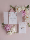 Pergament Hochzeitseinladungs-Set & RSVP – Motiv Rosa Aquarell Pfingstrosen mit Monogramm auf Silber-Plexiglas-Anhänger