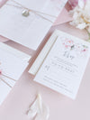 Pergament Hochzeitseinladungs-Set & RSVP – Motiv Rosa Aquarell Pfingstrosen mit Monogramm auf Silber-Plexiglas-Anhänger