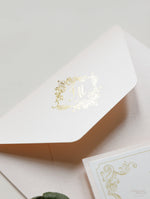 Pocketfold-Einladungs-Set Blush mit Goldfolienmonogramm und Laserstanzung