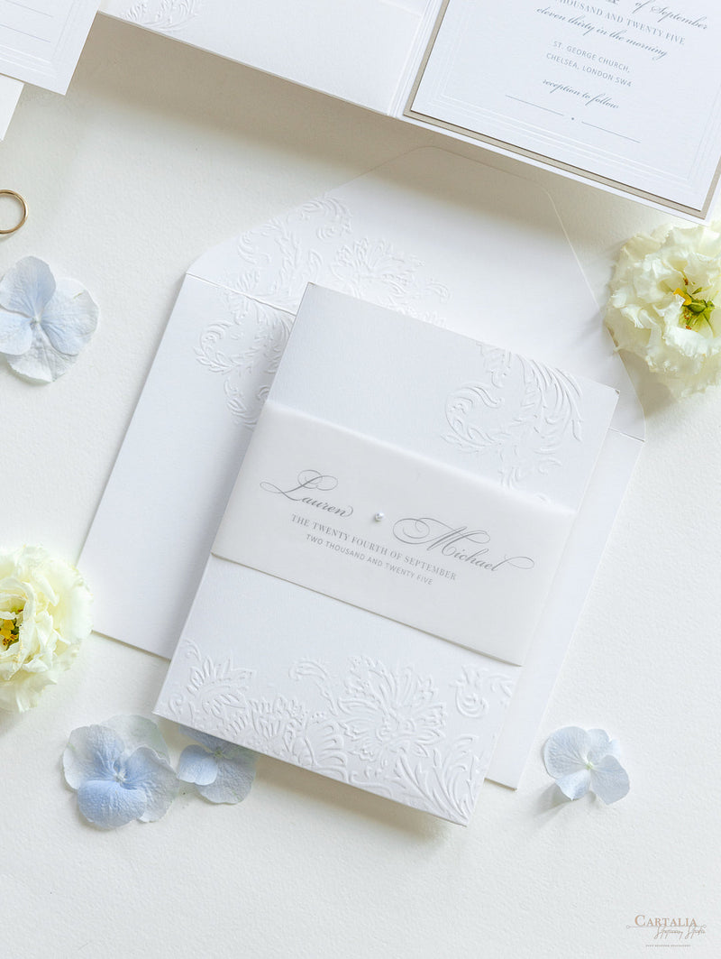 Pocketfold-Hochzeitseinladung mit Blindprägung, Pergament-Bauchbinde und RSVP-Karte
