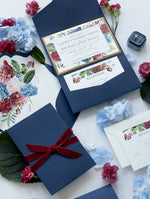 Pocketfold-Hochzeitseinladung Marineblau mit bunten Blumen und Goldfolie
