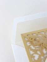 Quadratische Lasergestanzte Pocketfold-Einladung Gold mit Glitzer-Bauchbinde