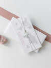 Reisepass-Einladung Silber in Pocketfold-Umschlag mit silbernem Flugzeuganhänger