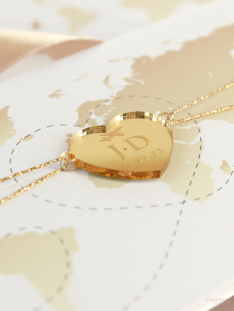 Reisepass-Hochzeitseinladung Gold als Pocketfold mit goldenem Herzanhänger