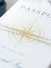 Reisepass-Hochzeitseinladung Kompass Design mit Goldfolie und Weltkarte