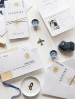 Reisepass-Hochzeitseinladung Kompass Design mit Goldfolie und Weltkarte