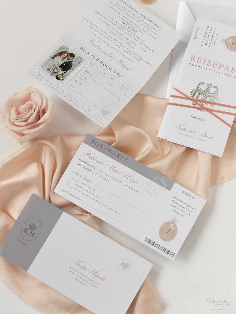 Grau und Blush Pink Reisepass-Hochzeitseinladung + Bordkarte (RSVP)
