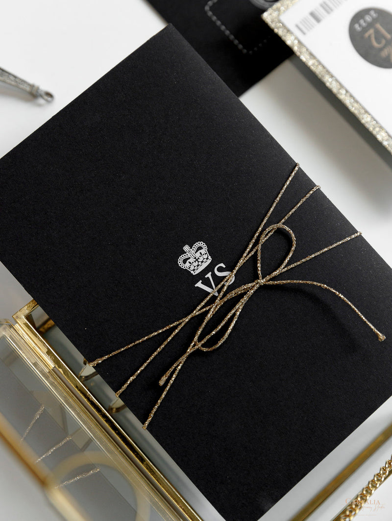 Schwarze Reisepass-Hochzeitseinladung mit Gold-Glitzereffekt, Goldfolie und Anhänger