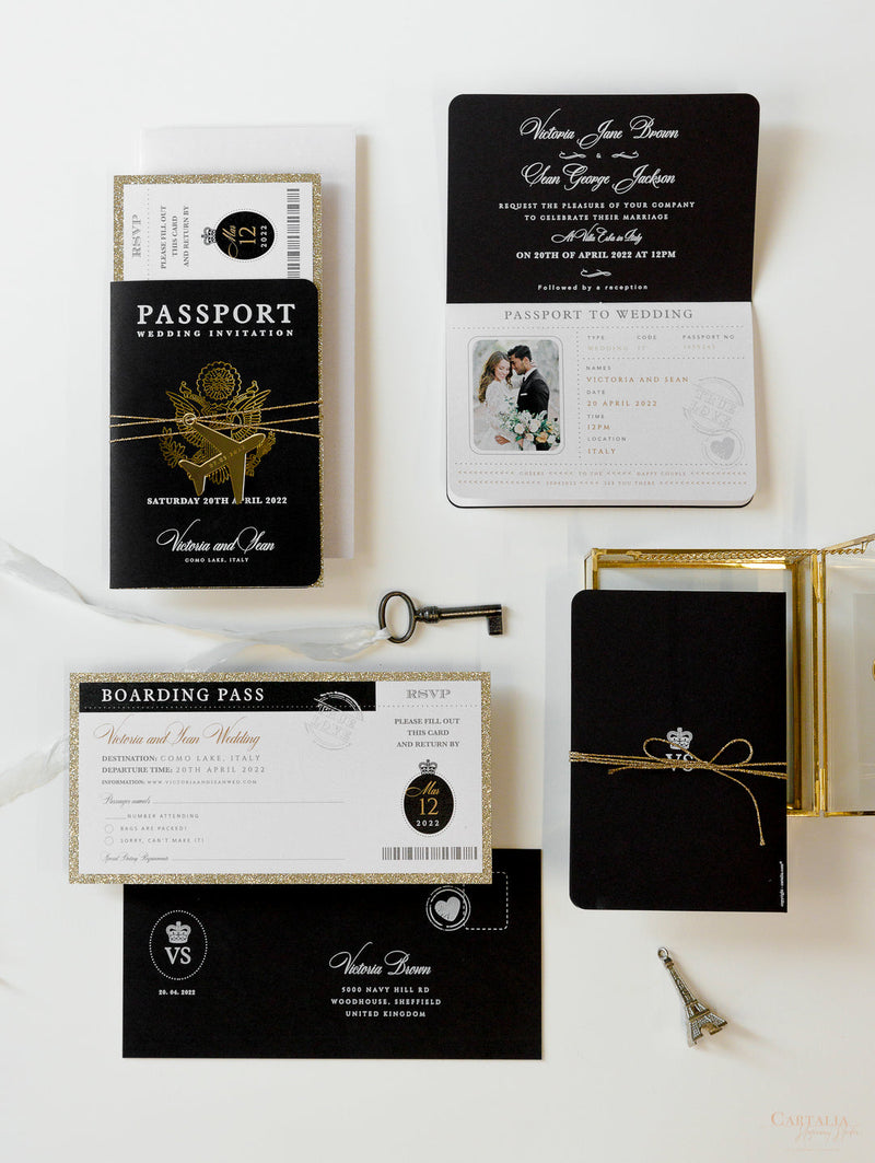 Schwarze Reisepass-Hochzeitseinladung mit Gold-Glitzereffekt, Goldfolie und Anhänger