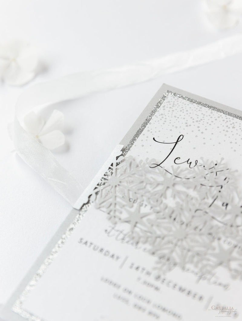 Weißer Winter Lasergeschnittene Hochzeitseinladungen mit Schneeflocken und Bauchband Silberner Glitzer