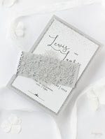 Weißer Winter Lasergeschnittene Hochzeitseinladungen mit Schneeflocken und Bauchband Silberner Glitzer