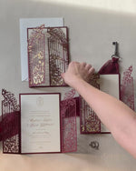 Exklusive Lasergestanzte Einladung "Gate" Marsala mit Gold-Folie