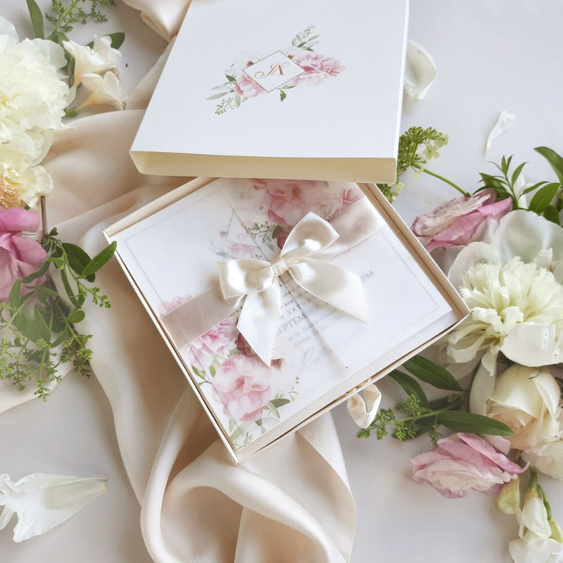 Luxuriöse Hochzeitseinladungs-3D-Box "Flower" mit Monogramm und Pergament-Umschlag