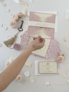 Quadratische lasergeschnittene Hochzeitseinladung "Rose/Creme" mit Bauchbinde
