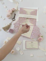 Quadratische lasergeschnittene Hochzeitseinladung "Rose/Creme" mit Bauchbinde