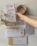 Luxuriöses Save-the-Date im Reisepass-Stil mit echter Goldfolie und Pergament-Anhänger