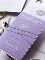 Reisepass-Hochzeitseinladung Lila Kompassdesign mit Silberfolie und Weltkarte