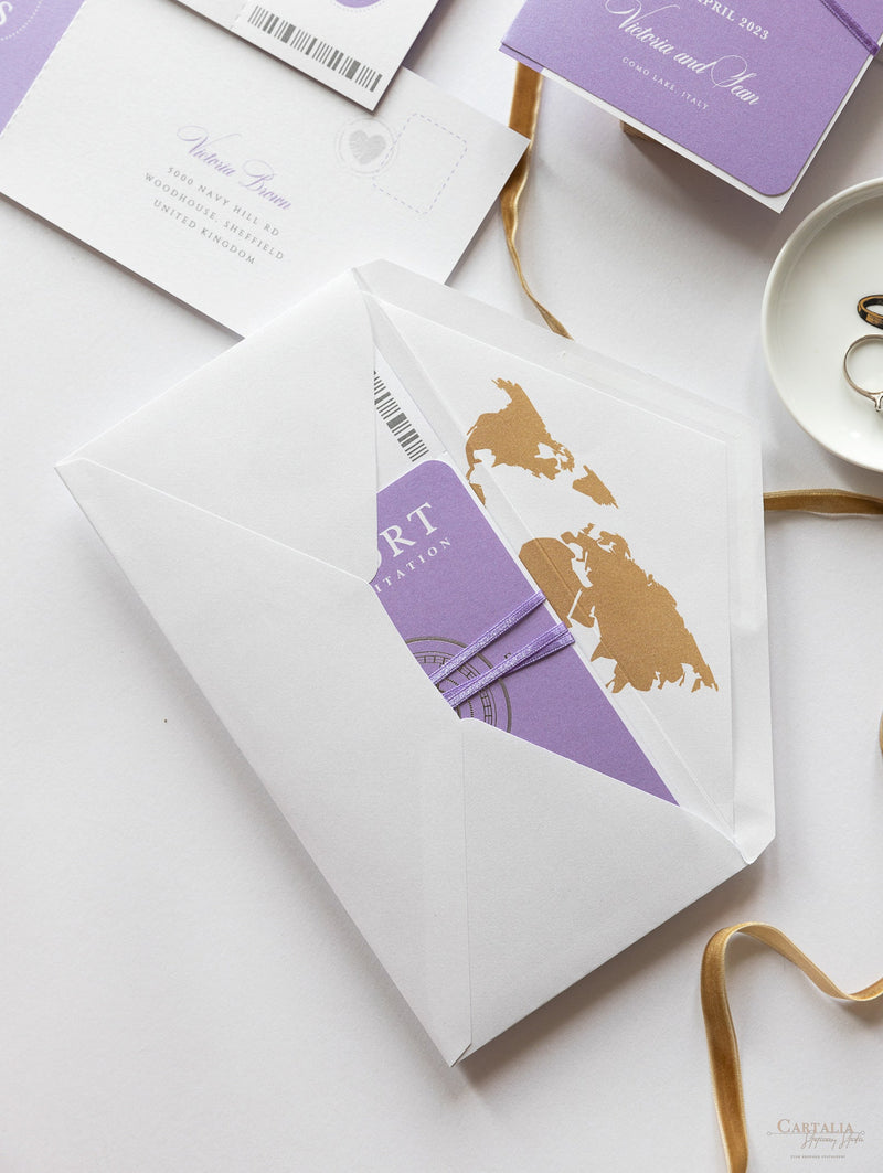Reisepass-Hochzeitseinladung Lila Kompassdesign mit Silberfolie und Weltkarte