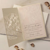 Filigrane Rosen und Monogramm, Champagner und weißer Hochzeitseinladung mit Kalligrafie