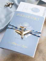 Reisepass-Einladung - "Santorini" Blau/Gold mit graviertem Flugzeug-Anhänger
