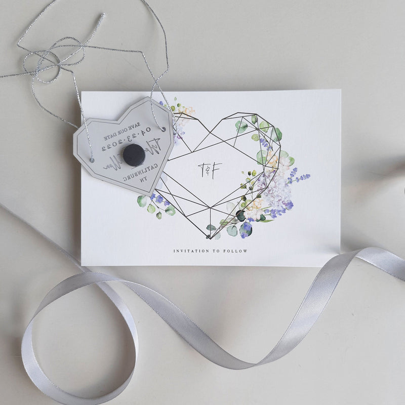 Lavendel Lila Karte "Save the Date"-Karte mit silberfarbenem, verspiegeltem, geometrischem Herz aus Plexiglas und Magnet